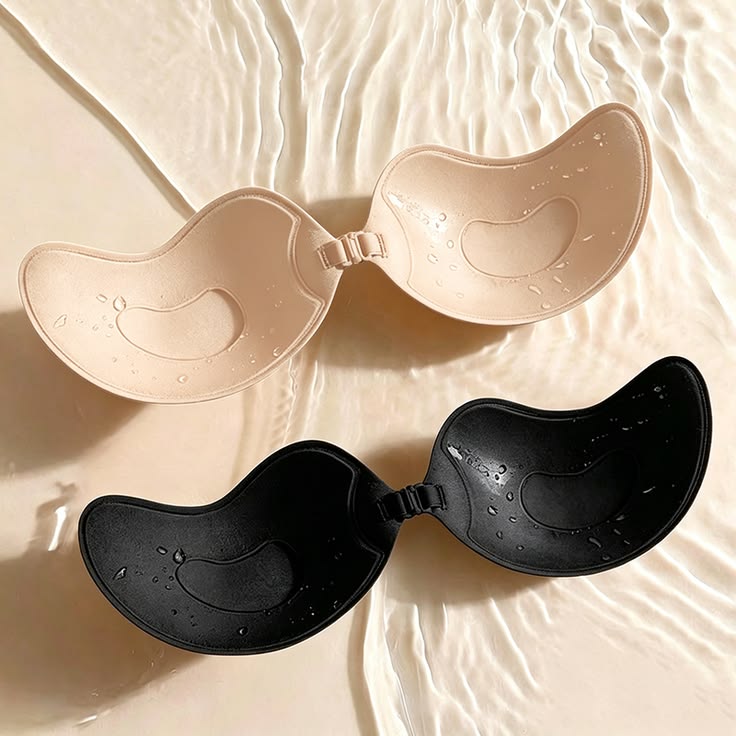 Soutien-gorge adhésif invisible porté sous une robe dos nu